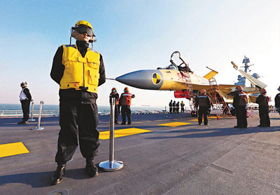 殲-15戰(zhàn)斗機首次著艦，中國海軍航空兵邁入新紀元，殲-15戰(zhàn)斗機首次著艦，海軍航空兵邁入新時代紀元