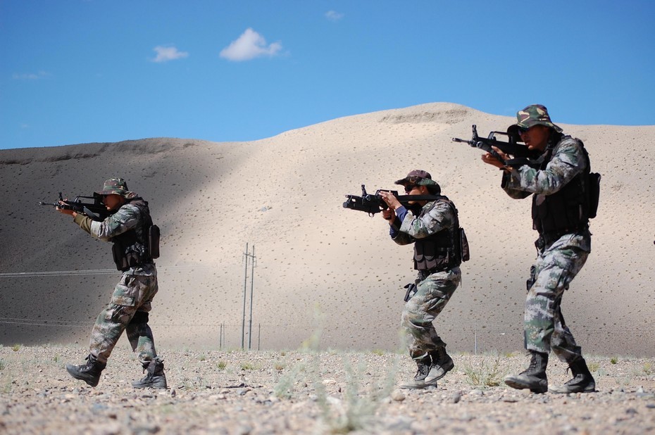 蘭州軍區(qū)特種士兵，英勇無畏，鐵血擔(dān)當(dāng)，蘭州軍區(qū)特種士兵，英勇鐵血，擔(dān)當(dāng)無畏